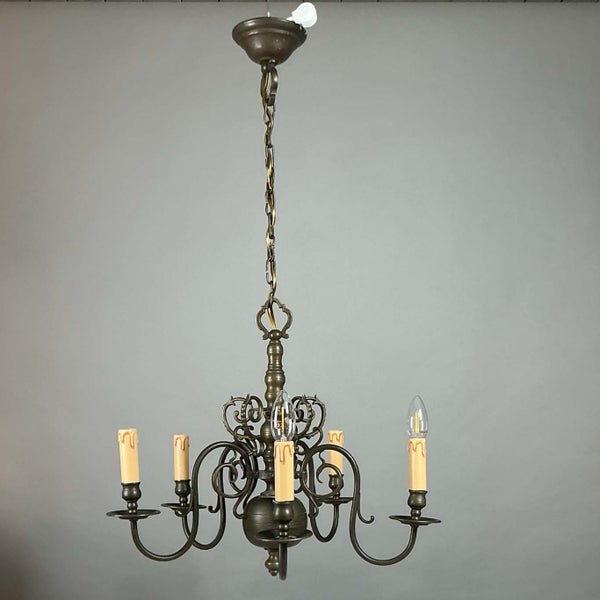 Barokkityylinen kattovalaisin 1920&ndash;40-luvulta