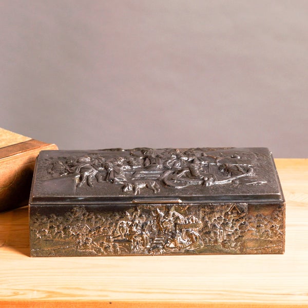 Vanha metallirasia kohokuvioinneilla &ndash; 1900-luvun puoliv&auml;list&auml;