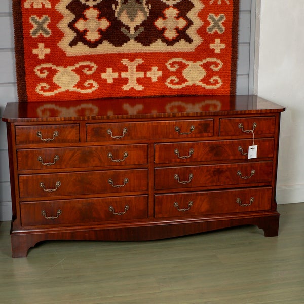 Englantilainen Reprodux-lipasto &ndash; 1900-luvun puoliv&auml;li