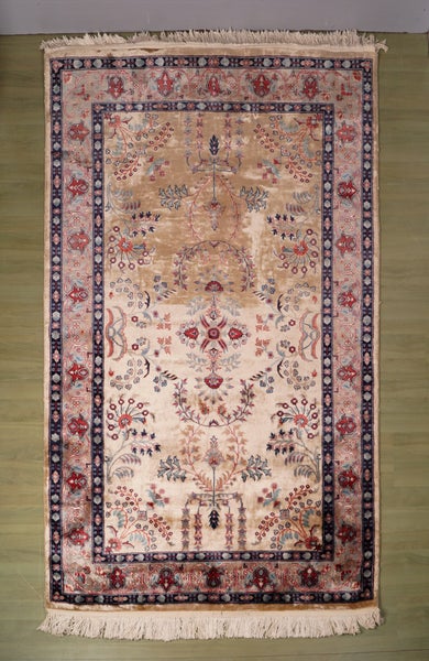 K&auml;sinsolmittu indo-persialainen Ghoum-matto &ndash; 195 &times; 125 cm