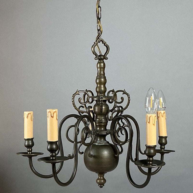 Barokkityylinen kattovalaisin 1920&ndash;40-luvulta