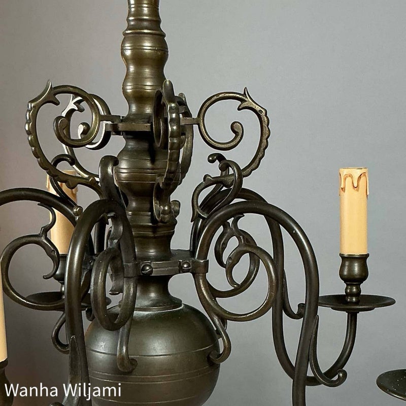 Barokkityylinen kattovalaisin 1920&ndash;40-luvulta