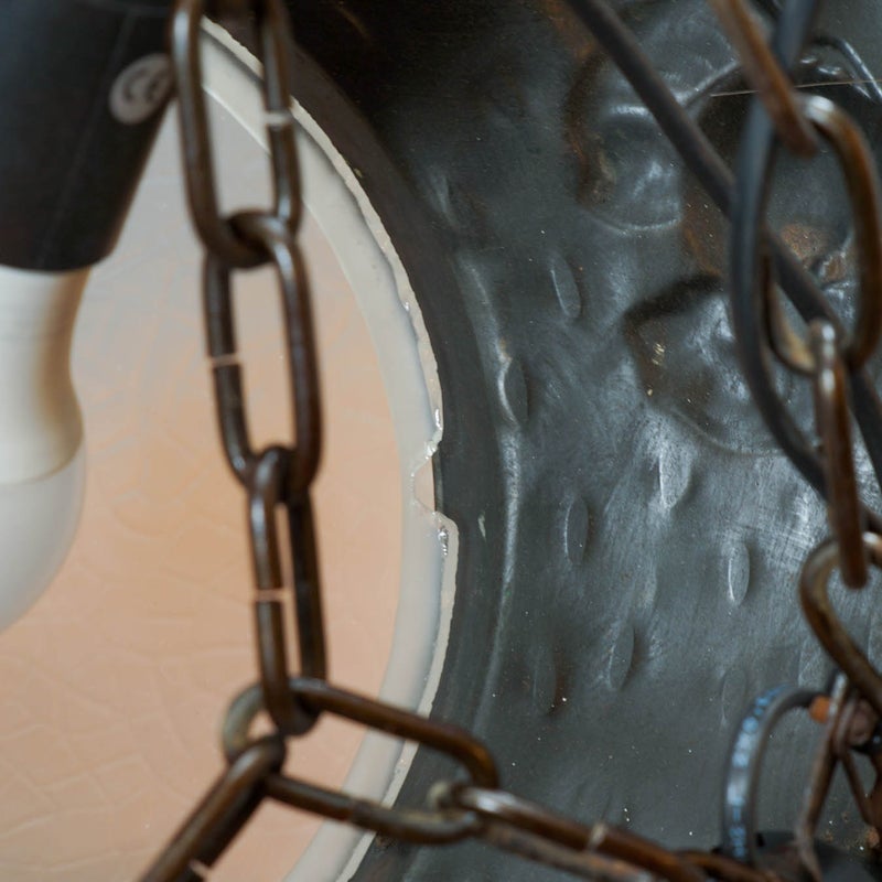 Kuvussa pieni vaurio, joka n&auml;kyy vain valaisimen sis&auml;lt&auml;