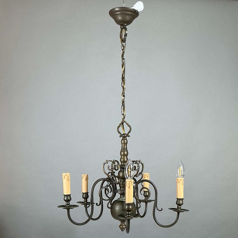 Barokkityylinen kattovalaisin 1920&ndash;40-luvulta