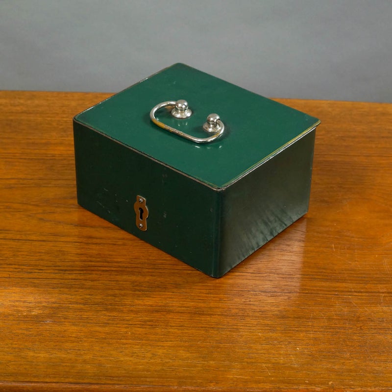 Metallinen s&auml;ilytysrasia / kassalipas