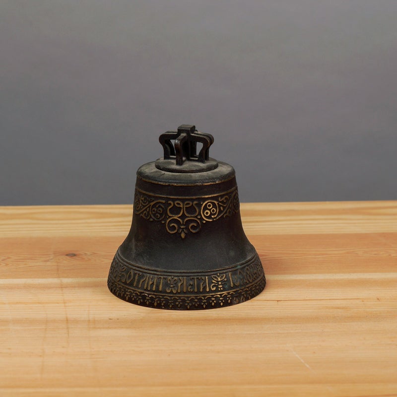 Vanha koristeellinen pronssikello &ndash; kyrillinen teksti & kohokuviot