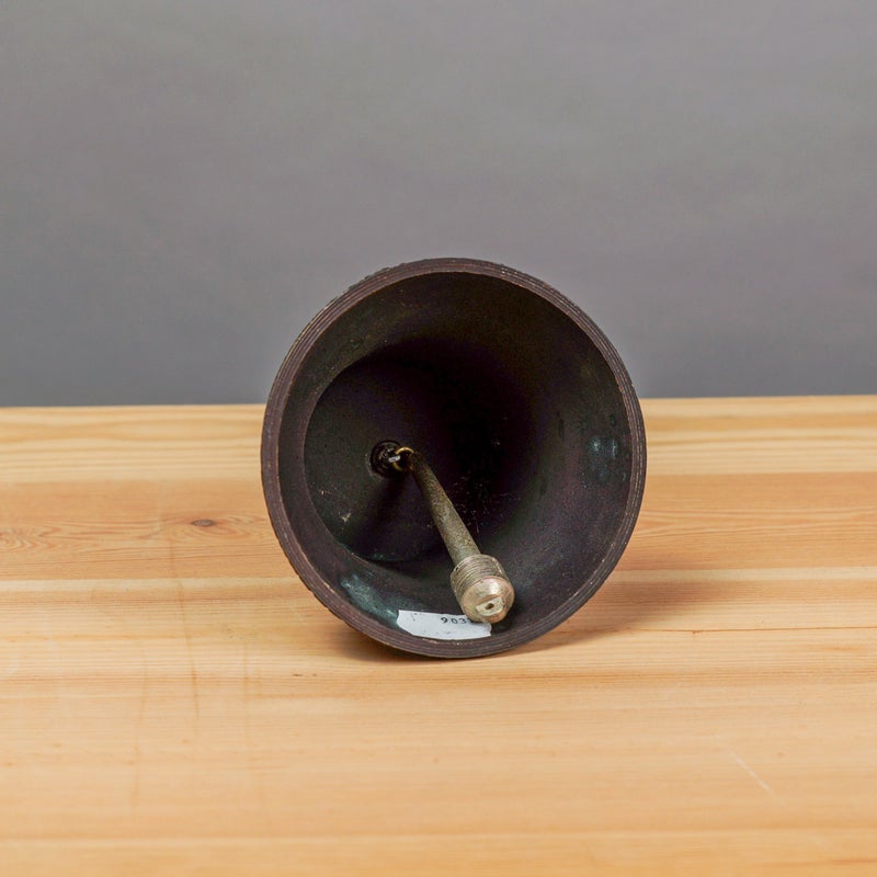 Vanha koristeellinen pronssikello &ndash; kyrillinen teksti & kohokuviot