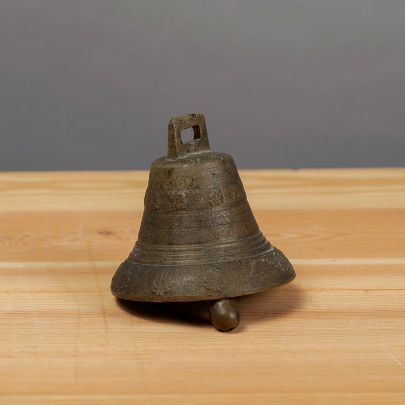 Vintage messinkikello &ndash; kukkakoristein, vuodelta 1938