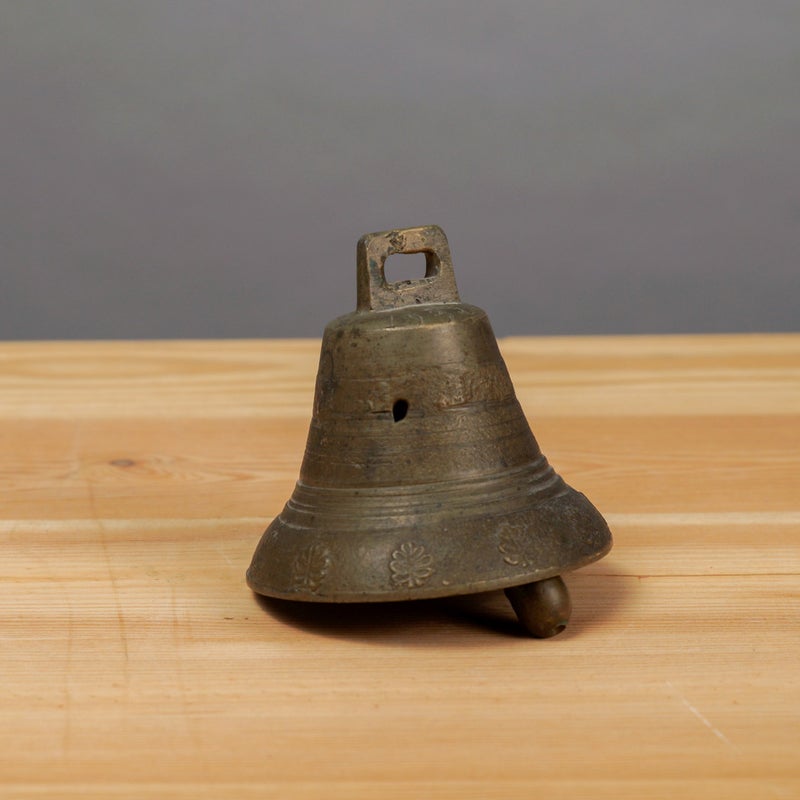 Vintage messinkikello &ndash; kukkakoristein, vuodelta 1938