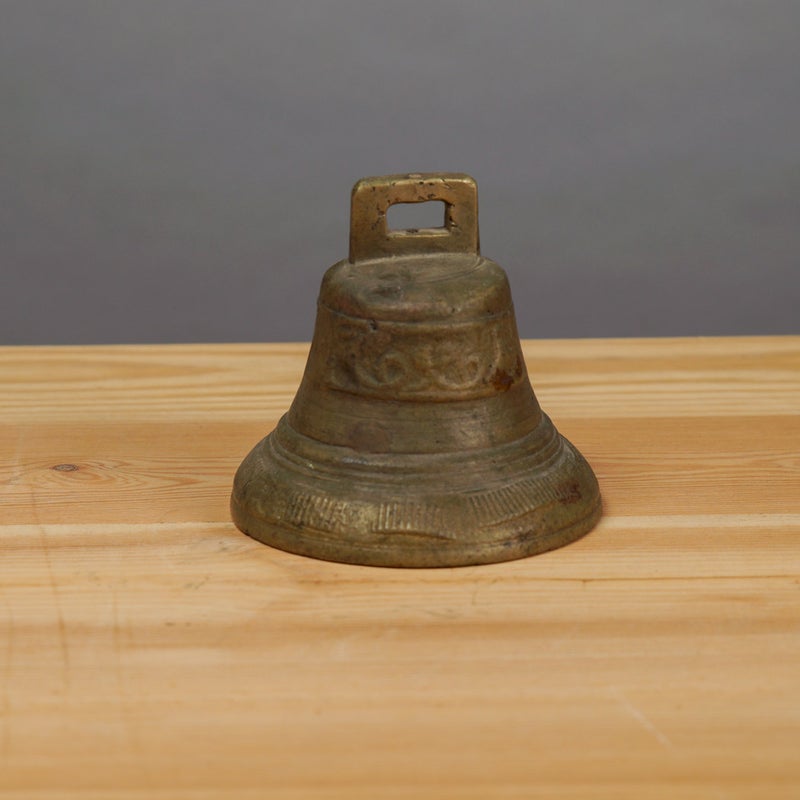 Vintage messinkikello &ndash; patinoitunut ja tukevarakenteinen