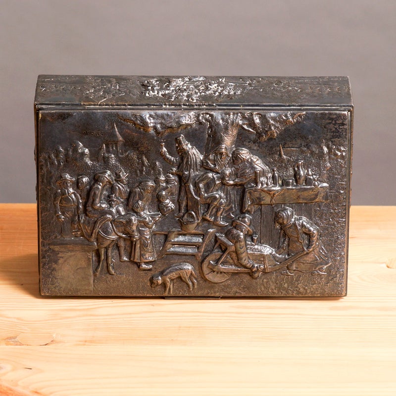 Vanha metallirasia kohokuvioinneilla &ndash; 1900-luvun puoliv&auml;list&auml;