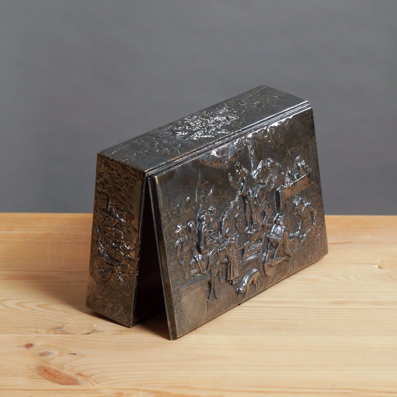 Vanha metallirasia kohokuvioinneilla &ndash; 1900-luvun puoliv&auml;list&auml;