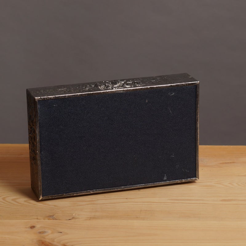 Vanha metallirasia kohokuvioinneilla &ndash; 1900-luvun puoliv&auml;list&auml;