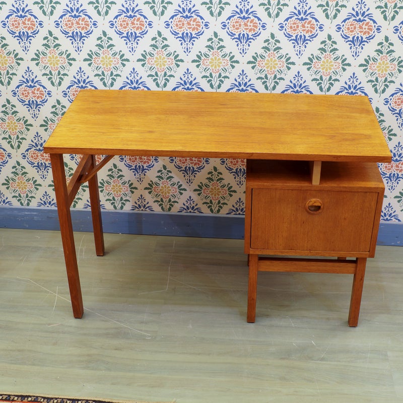 Vintage sivup&ouml;yt&auml; / kirjoitusp&ouml;yt&auml;, 1960-luku &ndash; tiikki