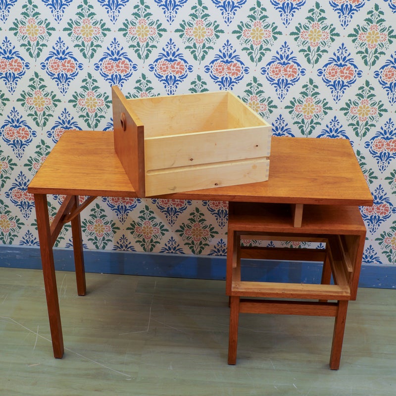 Vintage sivup&ouml;yt&auml; / kirjoitusp&ouml;yt&auml;, 1960-luku &ndash; tiikki