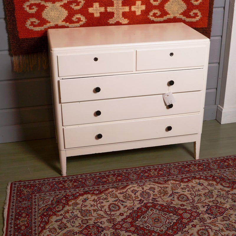 1940-luvun lipasto &ndash; valkoiseksi maalattu