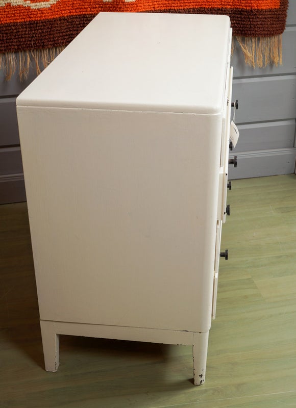 1940-luvun lipasto &ndash; valkoiseksi maalattu