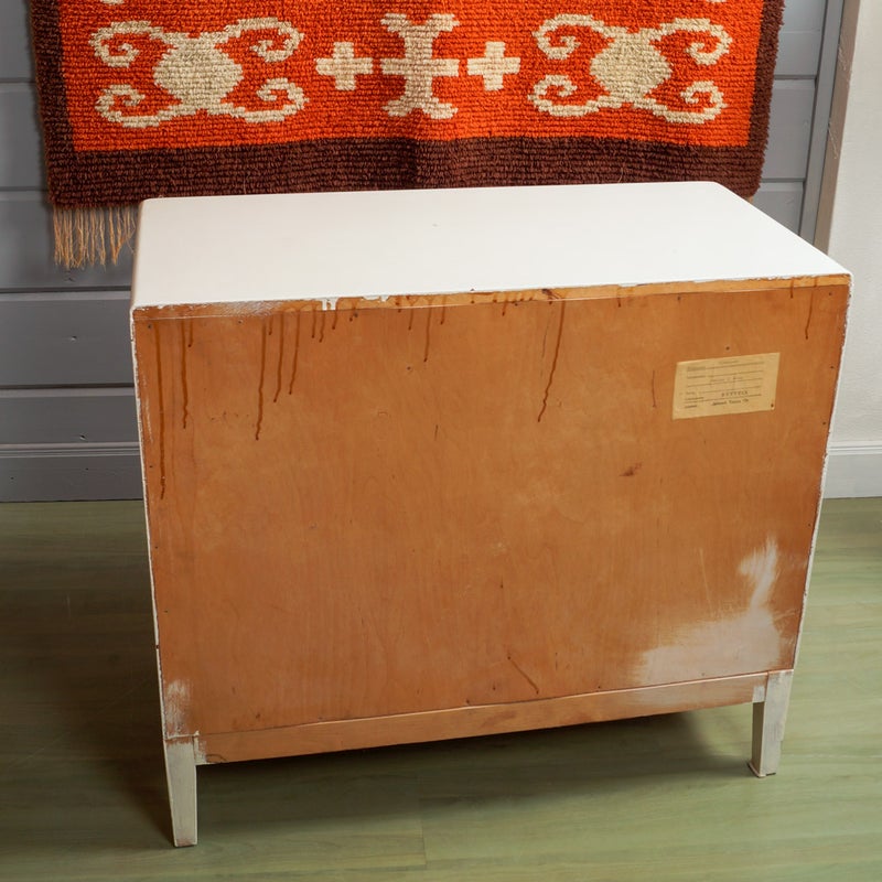 1940-luvun lipasto &ndash; valkoiseksi maalattu