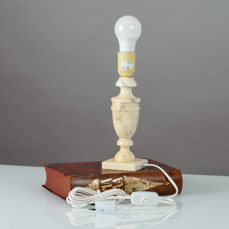 Vanha marmori-lampunjalka