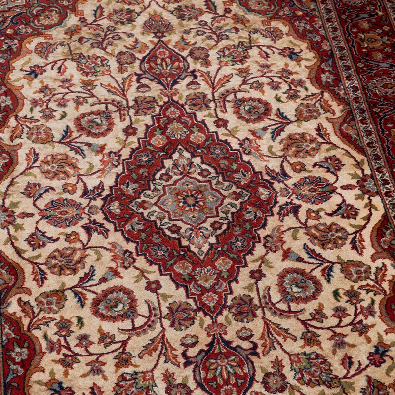 Vintage Tabriz &ndash; it&auml;mainen k&auml;sinsolmittu villamatto