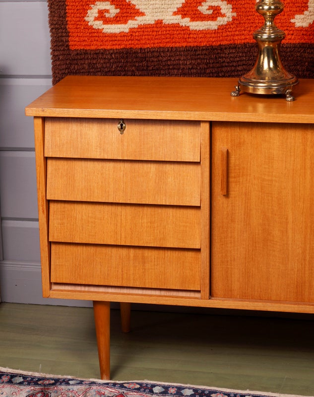 Vintage senkki 1950/60-luvulta &ndash; ajaton s&auml;ilytyskaluste