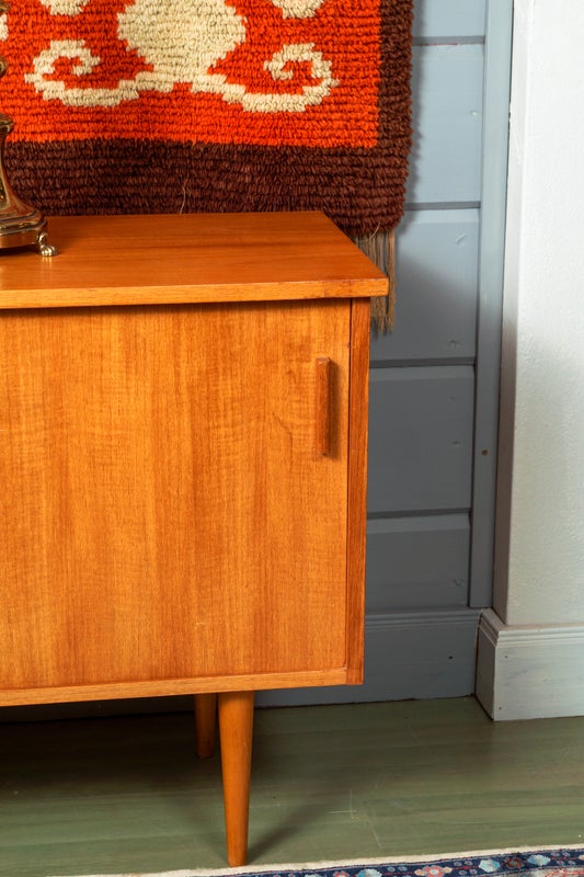 Vintage senkki 1950/60-luvulta &ndash; ajaton s&auml;ilytyskaluste