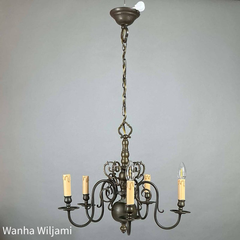 Barokkityylinen kattovalaisin 1920&ndash;40-luvulta