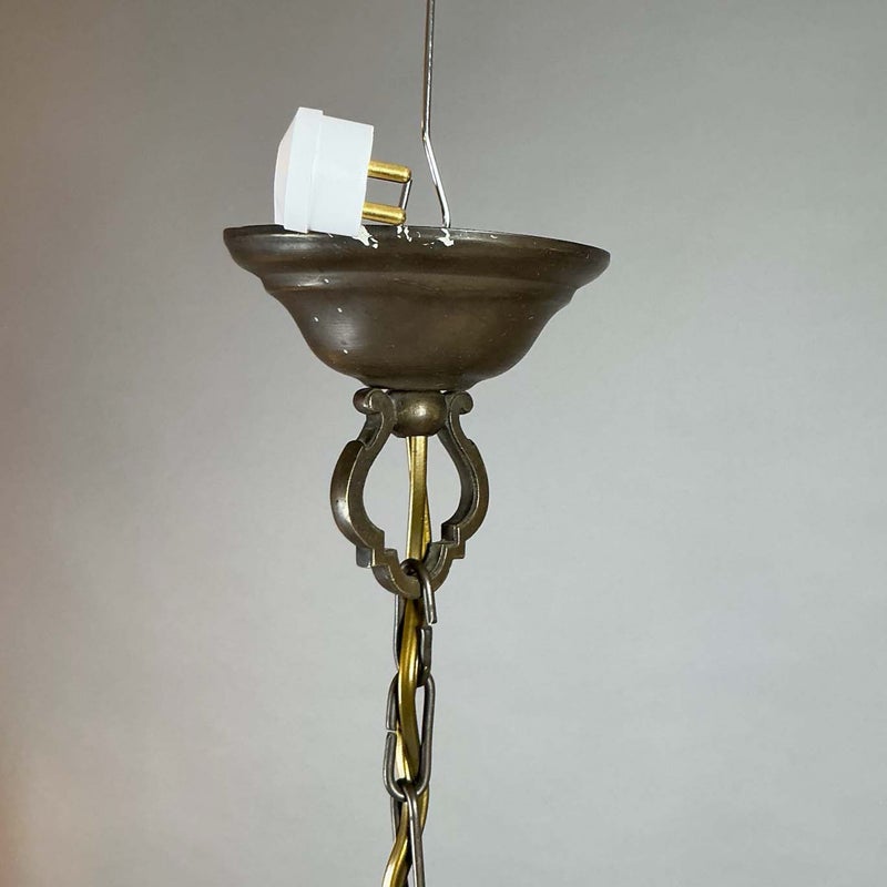 Barokkityylinen kattovalaisin 1920&ndash;40-luvulta